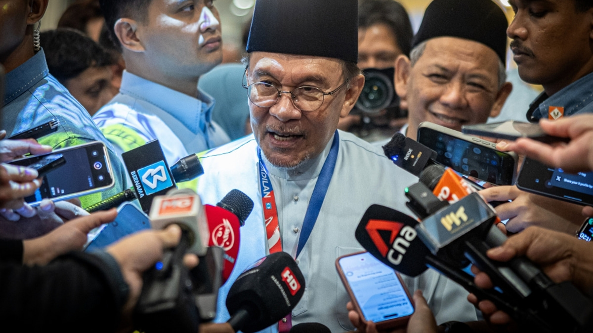Anwar Rejects Narrative of Government Rift, Emphasises Coalition Unity